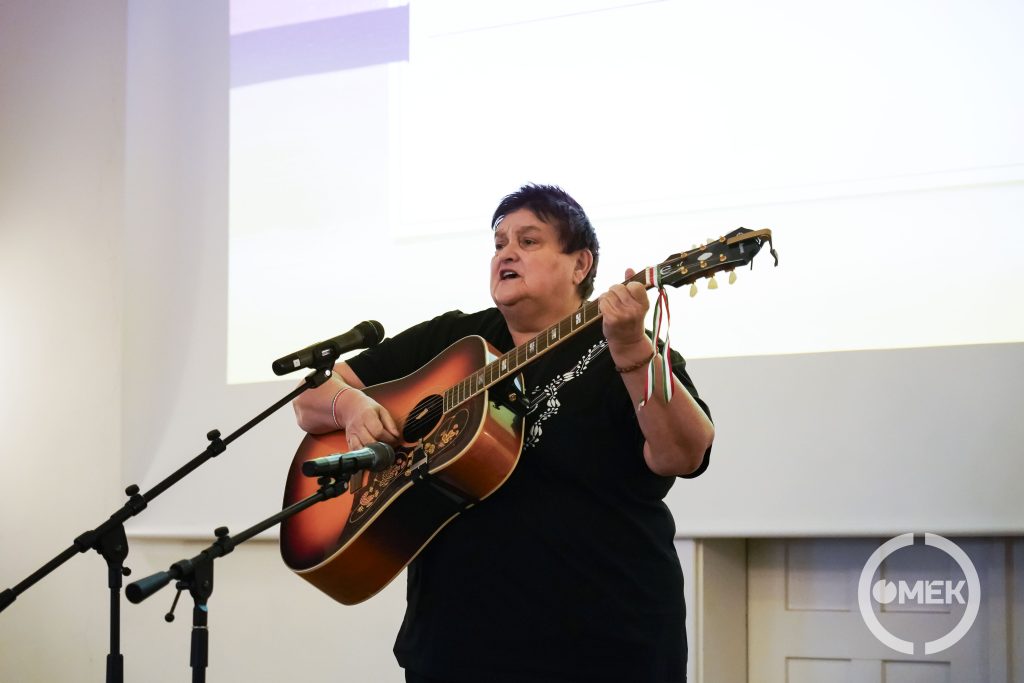 Páko Mária megzenésített verseket adott elő.