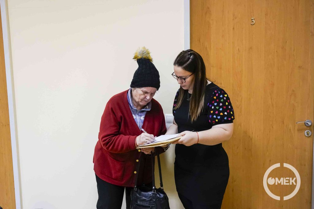 Pappné Suszter Anna átveszi az ajánlóíveket.