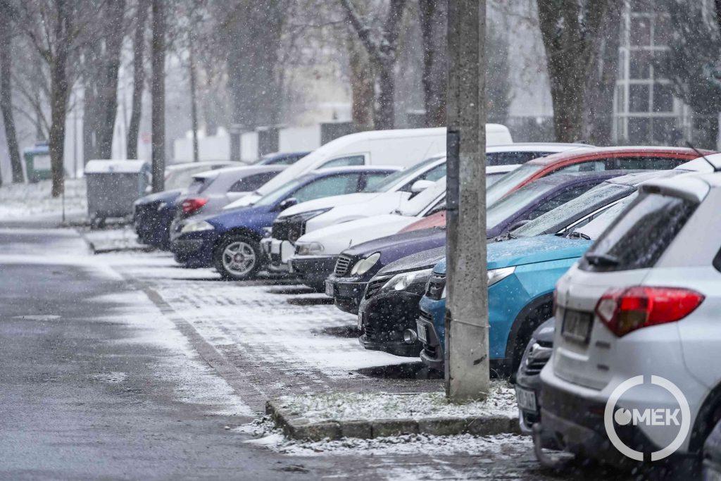 Parkoló autók a Bolyki főúton