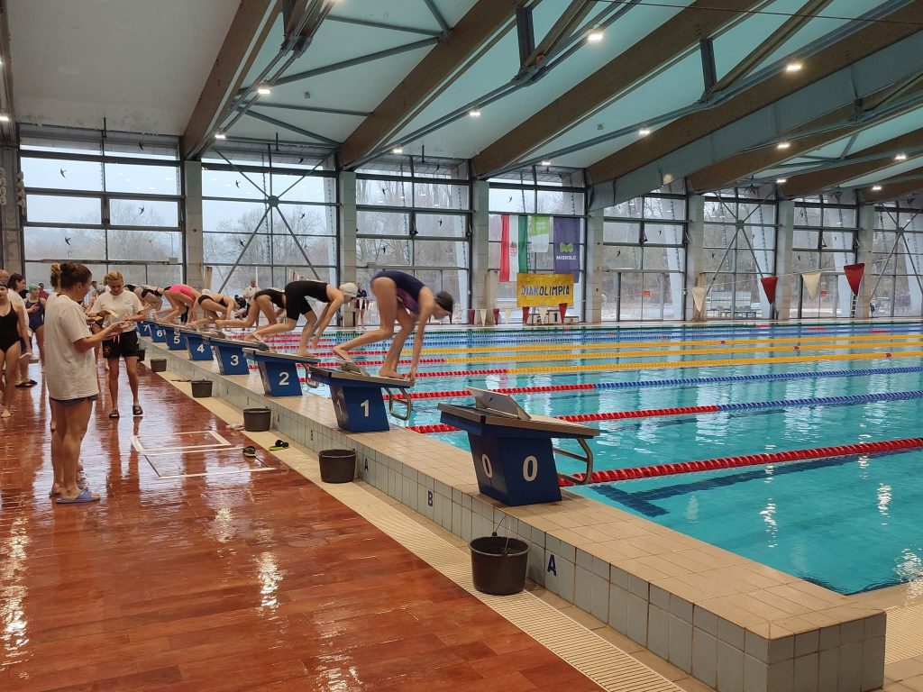 Rajt a Kemény Dénes Városi Sportuszodában.