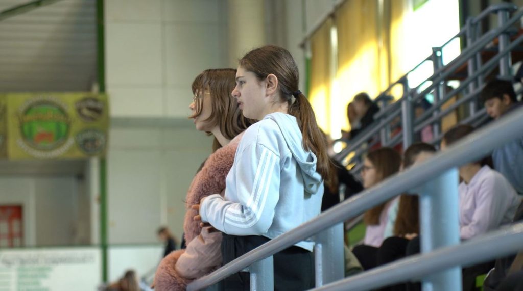 Szurkolnak társaiknak a lelátóról a diákok.