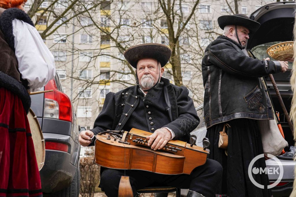 Tekerőlant hangja is hallatszott.