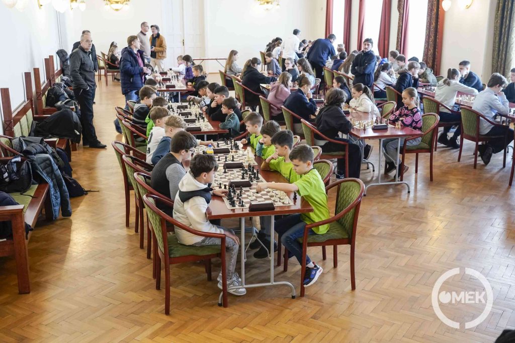 Teljesen megtelt sakkozókkal az Adorján Lajos terem.