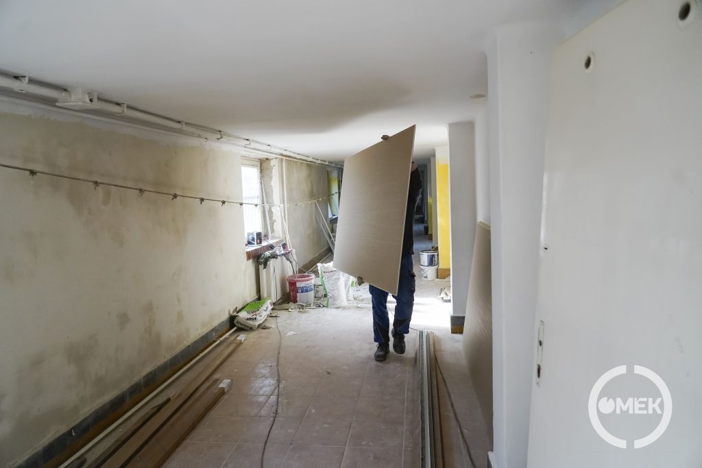 Több lakószobát alakítanak ki, de lesz közösségi helyiség, konyha, fürdőszobák is.