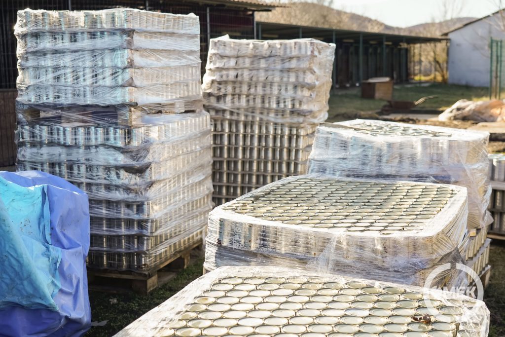 Több tonna konzerv várja, hogy elfogyasszák a kutyák.