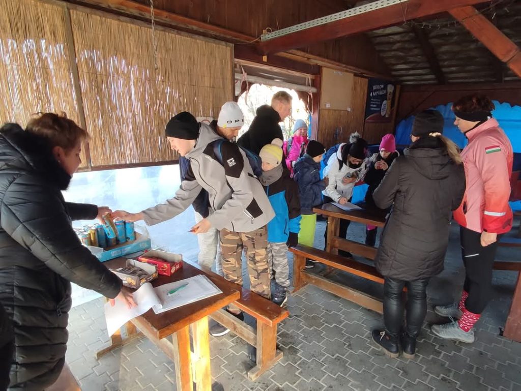 Zajlik a regisztráció.