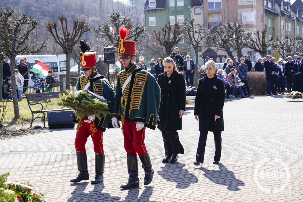 A Csapatban Ózdért Egyesület helyezi el az emlékezés virágait.
