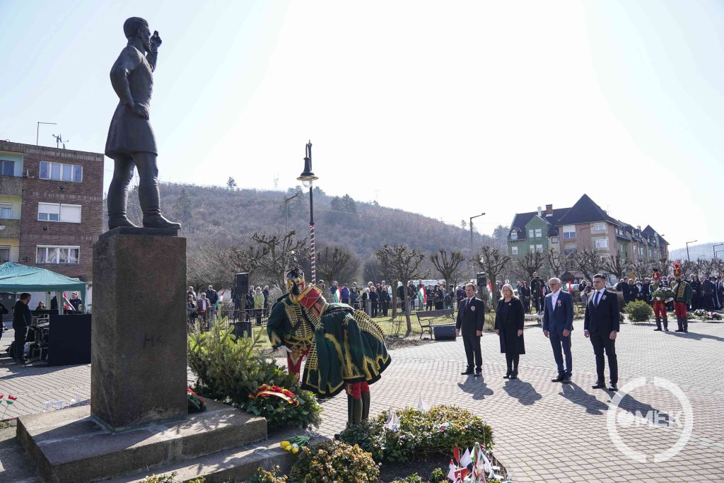 A Fidesz Ózdi Szervezetének tagjai emlékeznek.