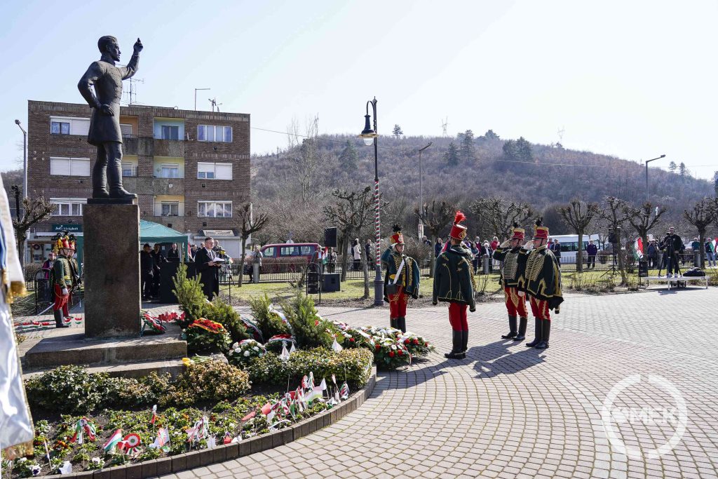 A Gömöri Lovas és Népi Hagyományőrző Egyesület hajt fejet.