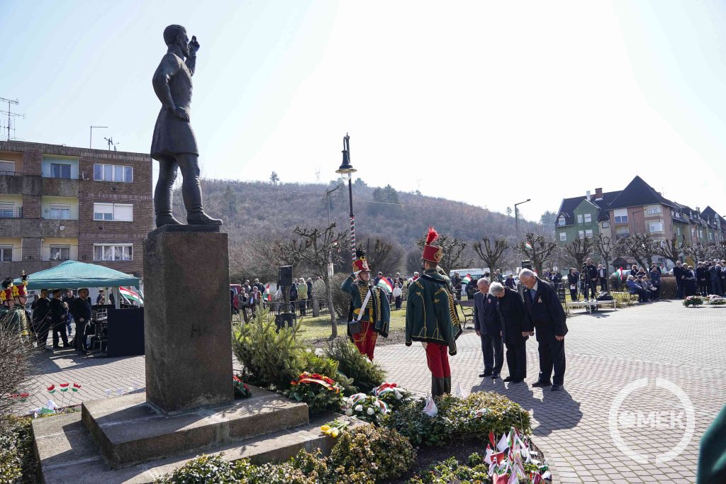 A Magyar Munkáspárt Ózdi Szervezete helyezi el az emlékezés virágait.
