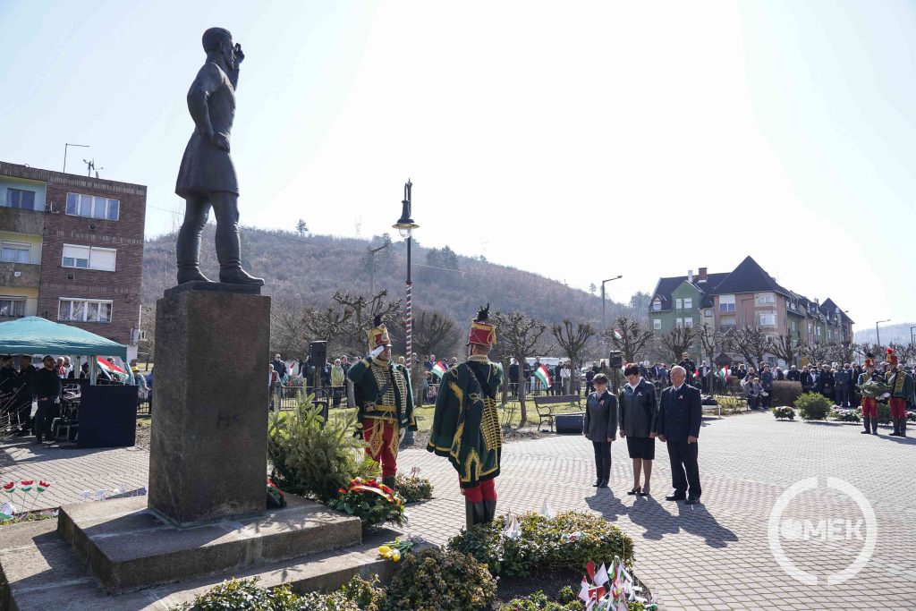 Az Ózdi Német Nemzetiségi Önkormányzat tagjai emlékeznek.