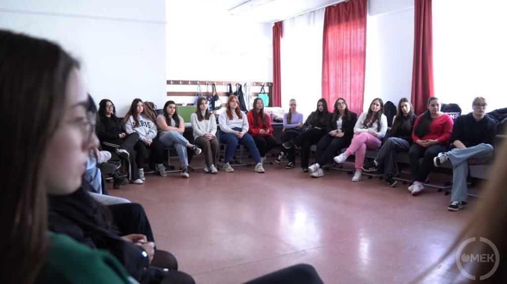 A SZIKSZI diákjai hallgatják az órát.