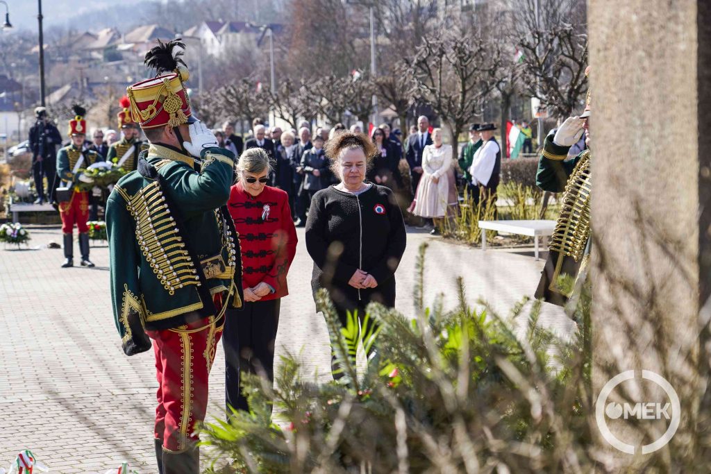 A Szeretet Gyermekei Alapítvány Ózdi Szép Szó Irodalmi Kör tagjai emlékeznek.