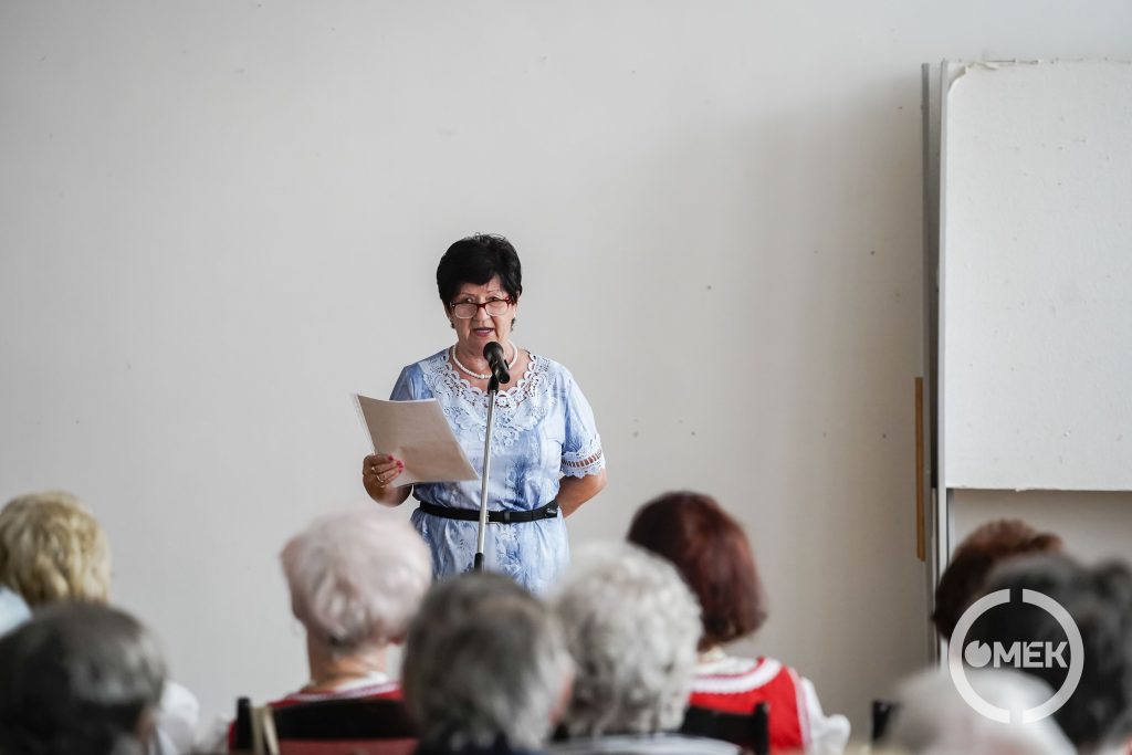 A Szív Klub egyik tagja verset szaval.