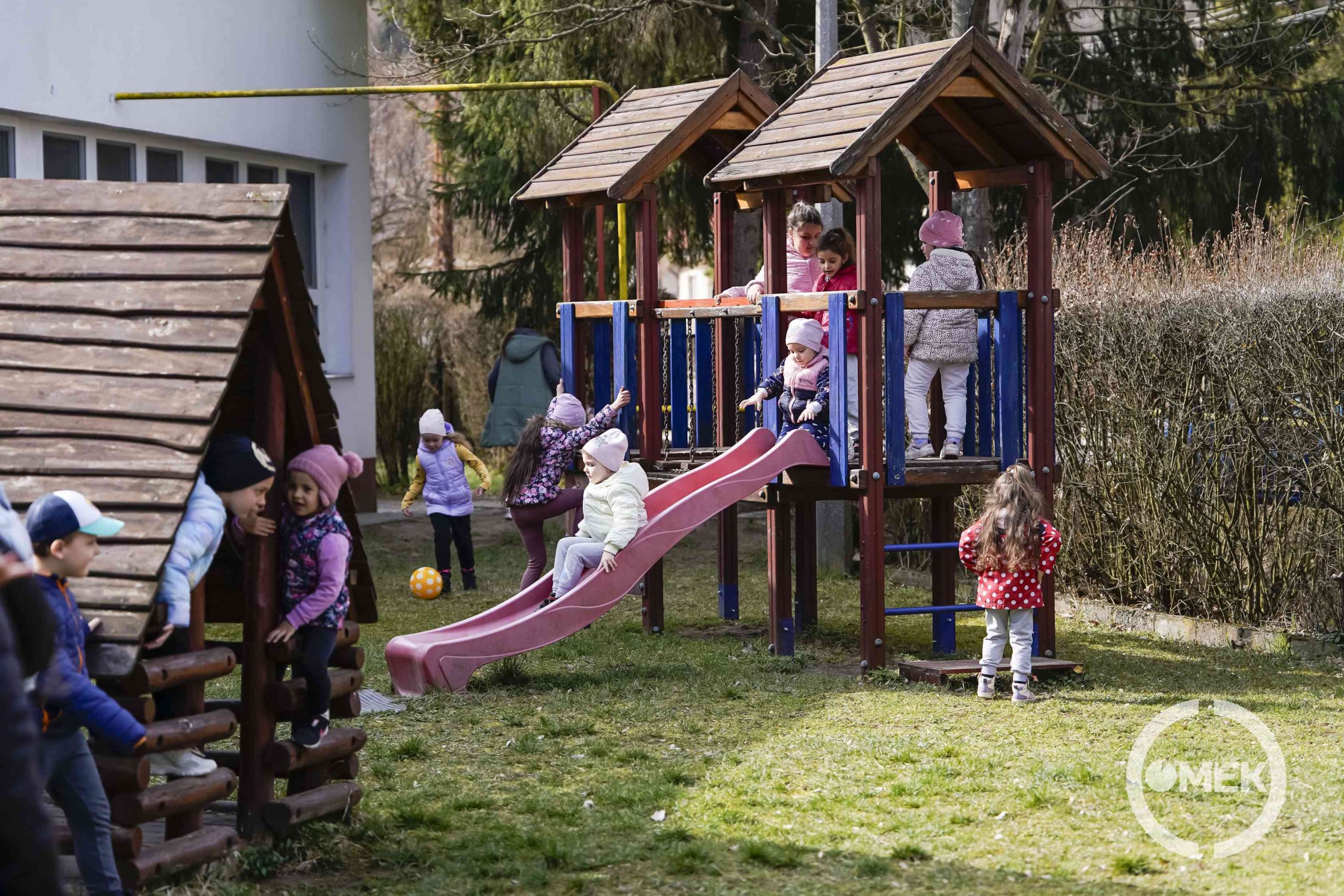 A csúszdázás is népszerű volt.