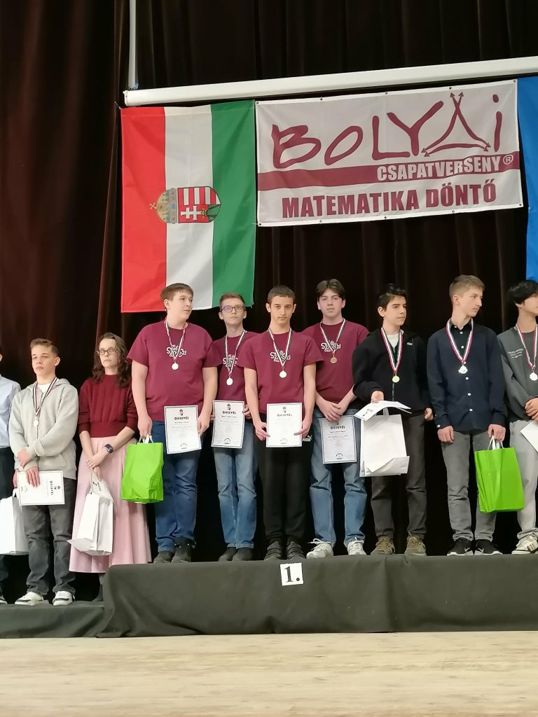 A dobogó legfelső fokán a Kockák csapat.