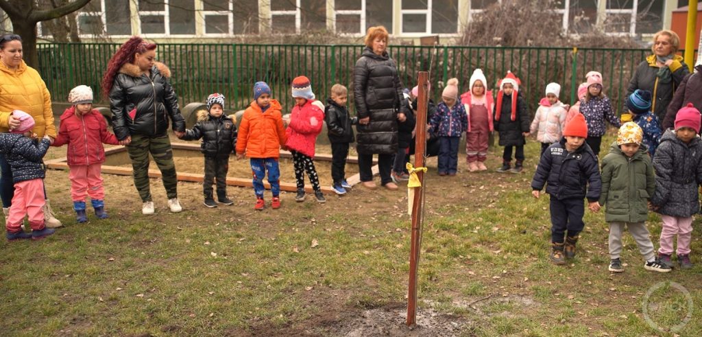 A gyerekek énekeltek és mondókáztak.