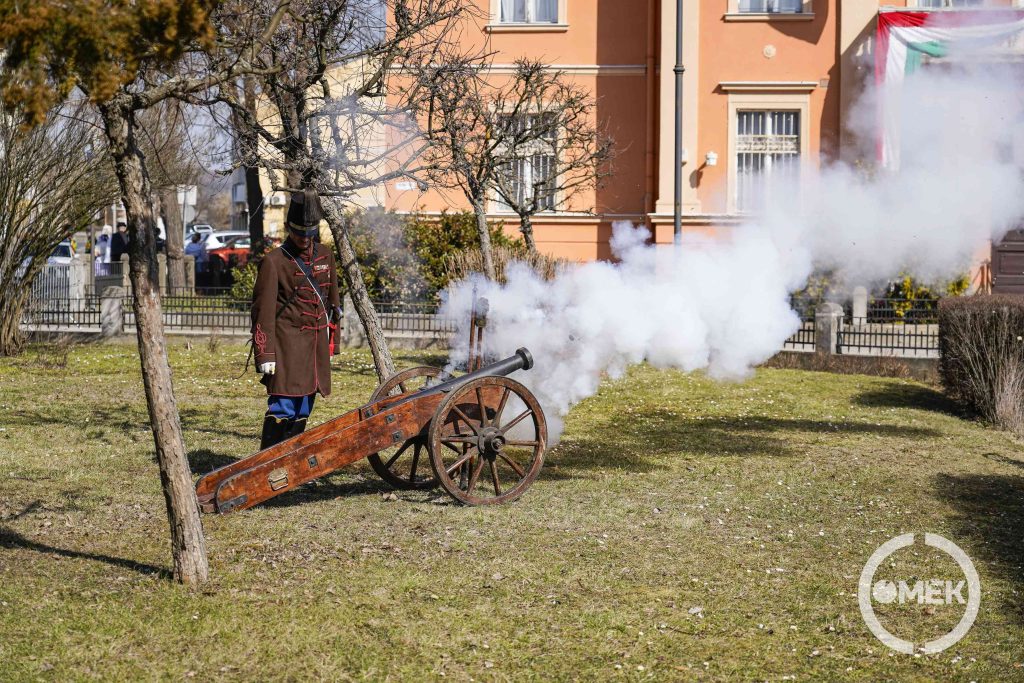 A hagyományőrzők díszlövéssel tisztelegtek.