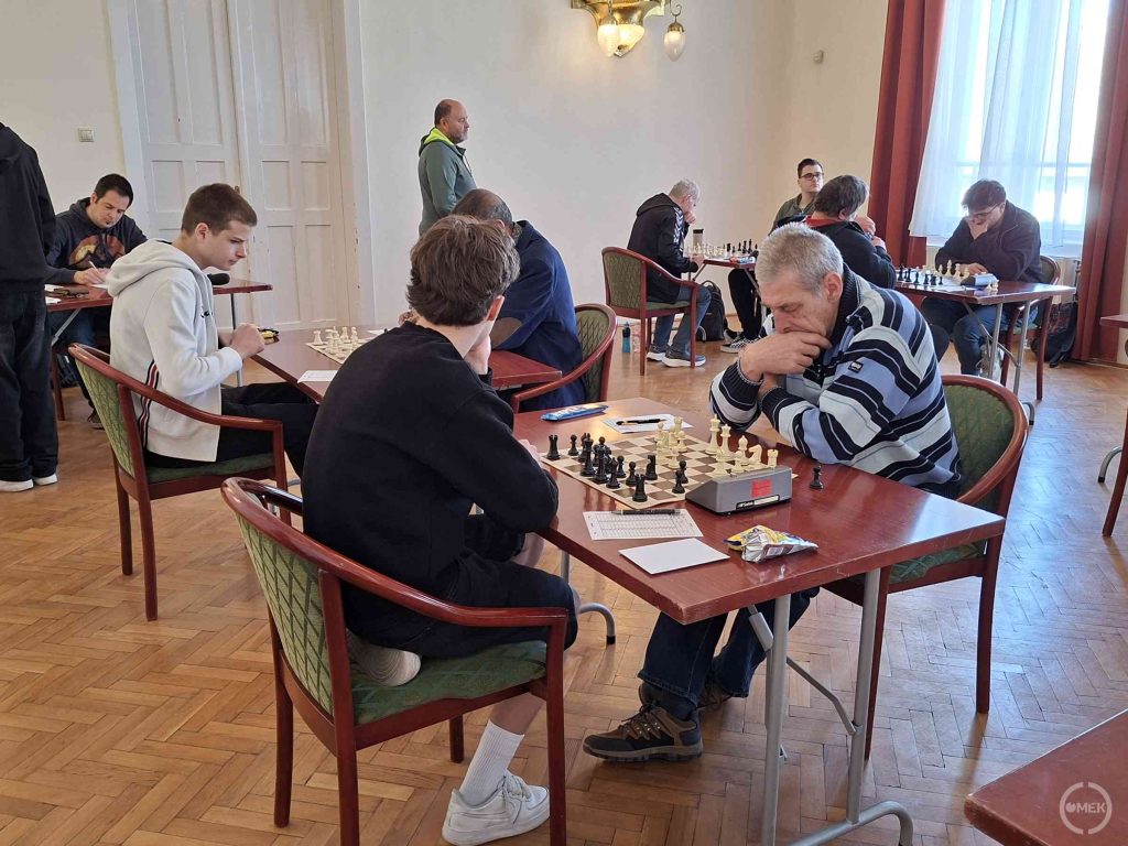 A játékosok csendben koncentráltak.