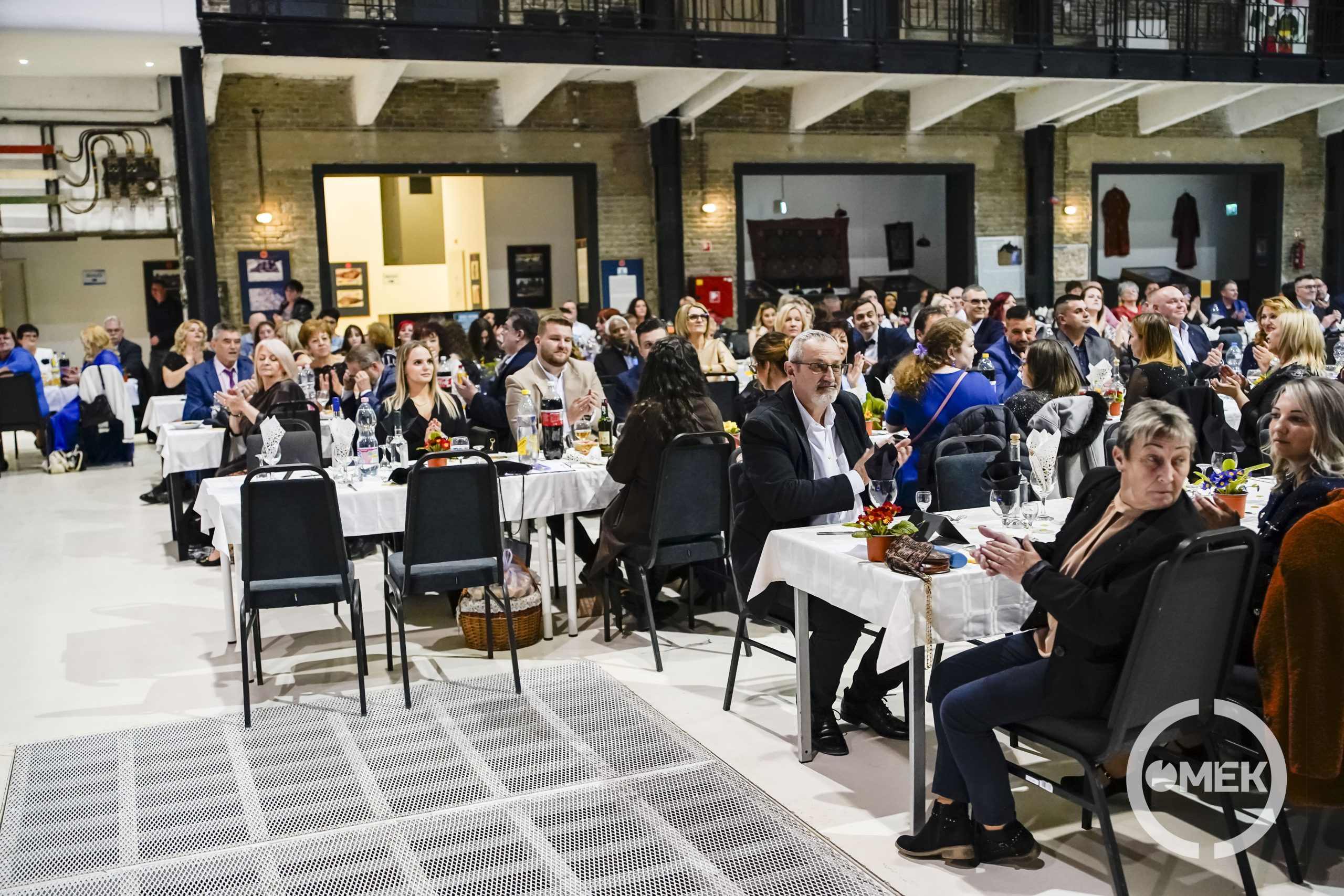 A jótékonysági bál egyik pillanata.