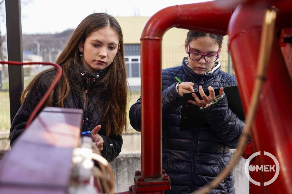 A kalandjátékhoz a gépszobrokat is alaposan meg kellett vizsgálniuk.