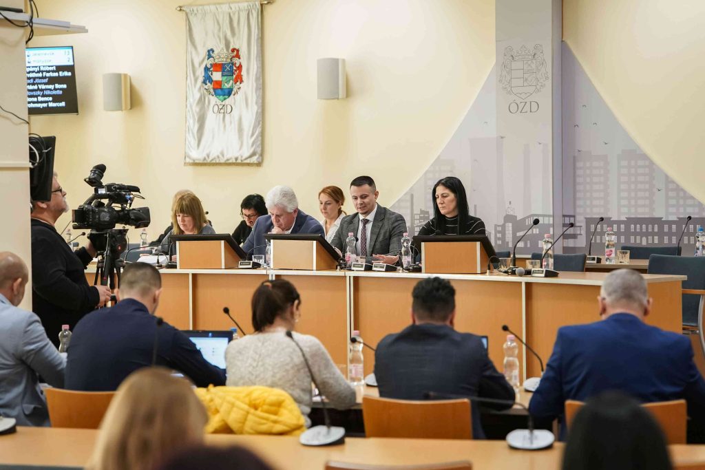 A képviselő-testület hét napirendi pontot vitatott meg.
