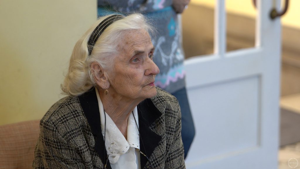 A képzőművész édesanyja is ott volt a kiállításon.