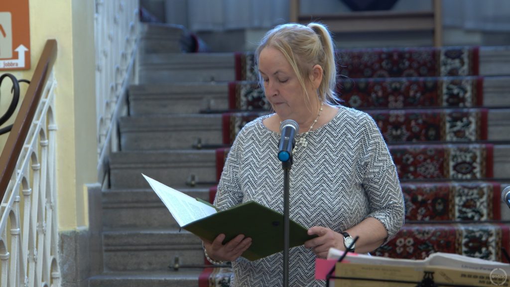 A kiállítást Kocska Ágnes a II. János Pál Katolikus Általános Iskola és Óvoda igazgatója nyitotta meg.