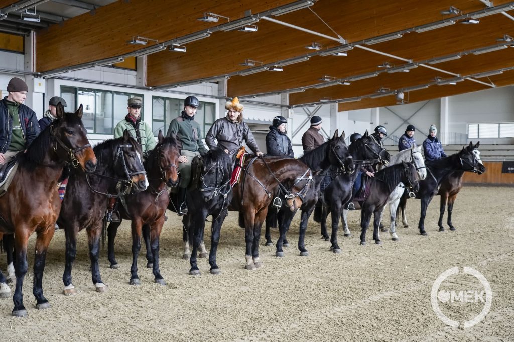 A kiképzést a Lipicai Lovasközpont fedeles lovardájában tartották meg.