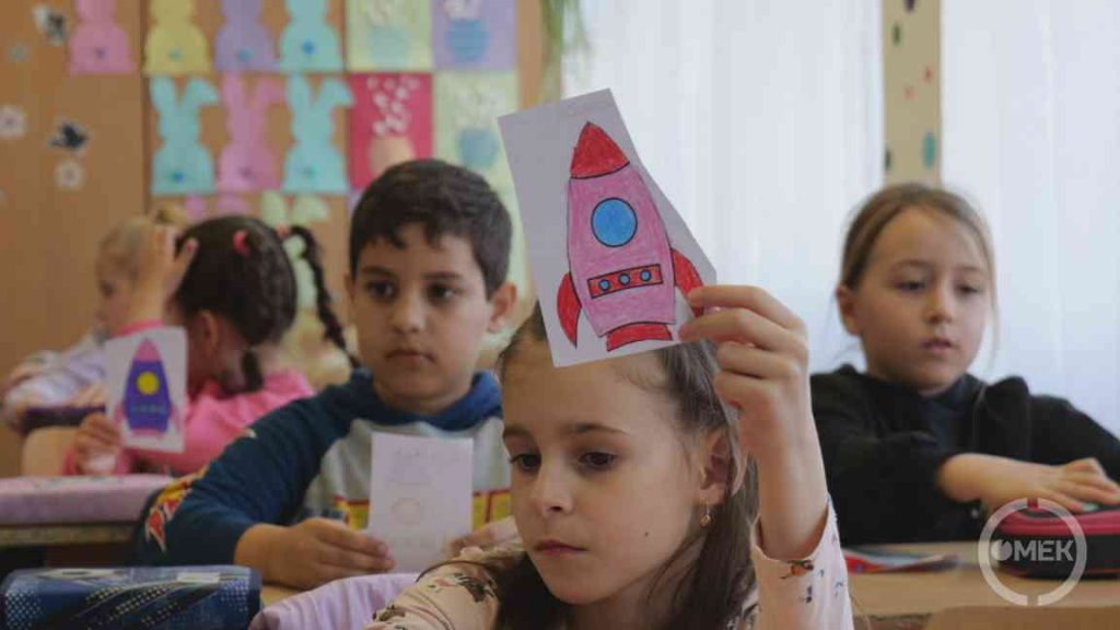 A legkisebbek űrhajókat színeztek.