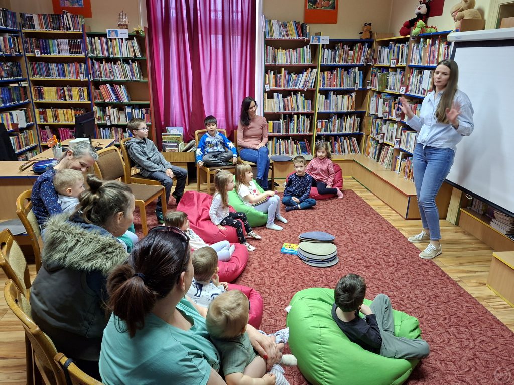 A mesedélután szervezője és a gyermekek.