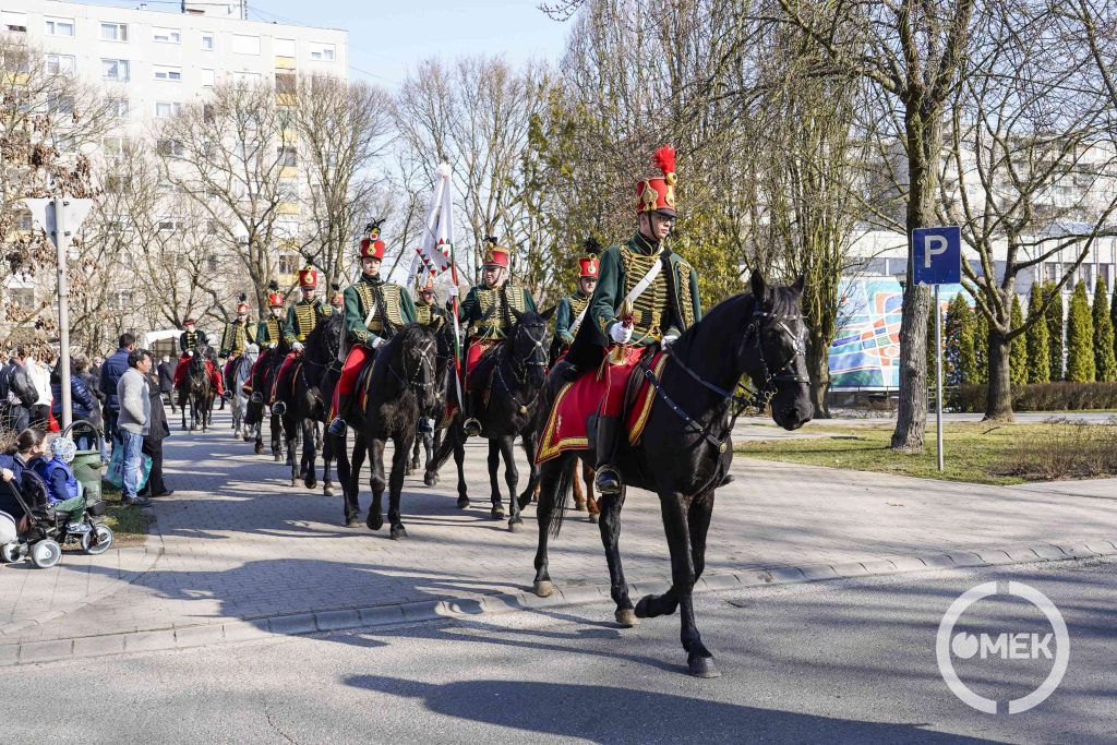 A nagyparkolóból indultak a Gömöri Lovas és Népi Hagyományőrző Egyesület tagjai.