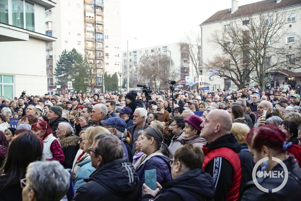 A pártszimpatizánsok.