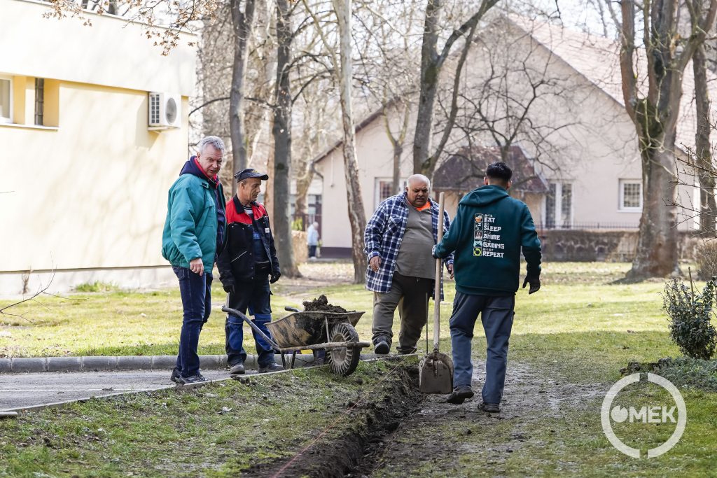 A régen kijárt gyalogutat most járda váltja fel az orvosi rendelő mögött.