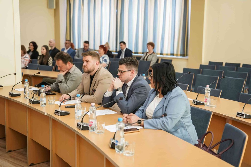 A témák között szerepelt az utak aszfaltozása is.