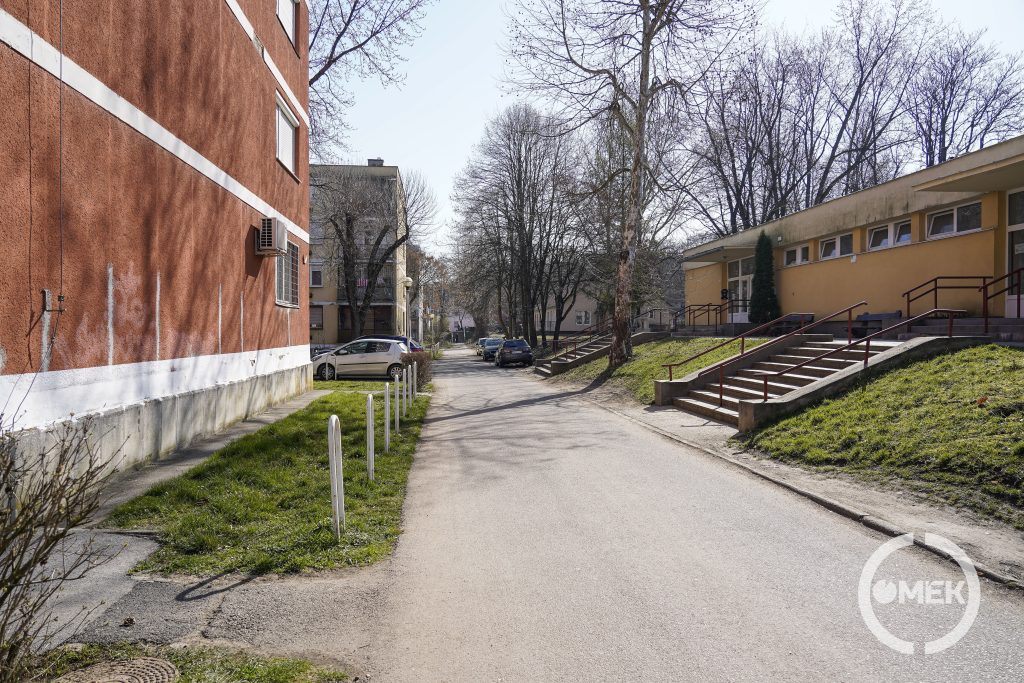 A tervek szerint az utca elejére egy várakozni tilos jelzőtáblát állítanak.