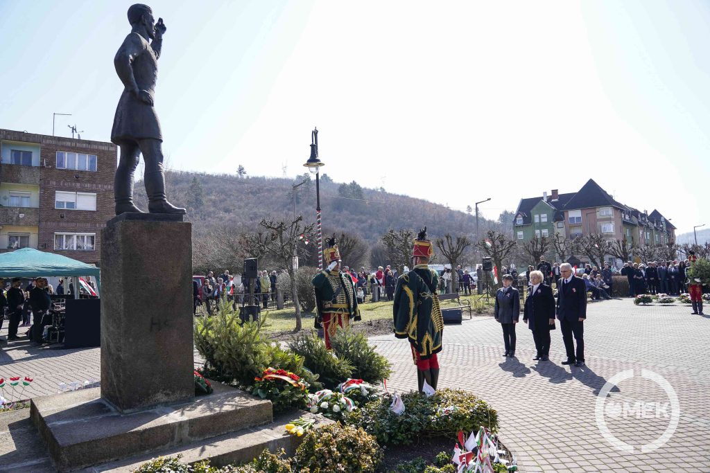 A történelmi egyházak képviselői emlékeznek.