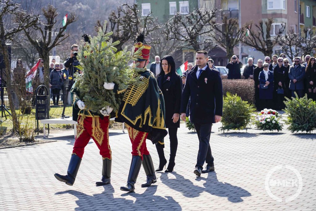 A város nevében a polgármester és az alpolgármester hajtott fejet.