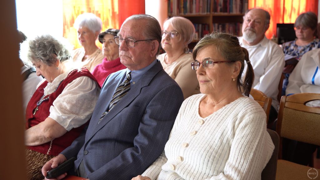 A vendégek hallgatják a műveket.