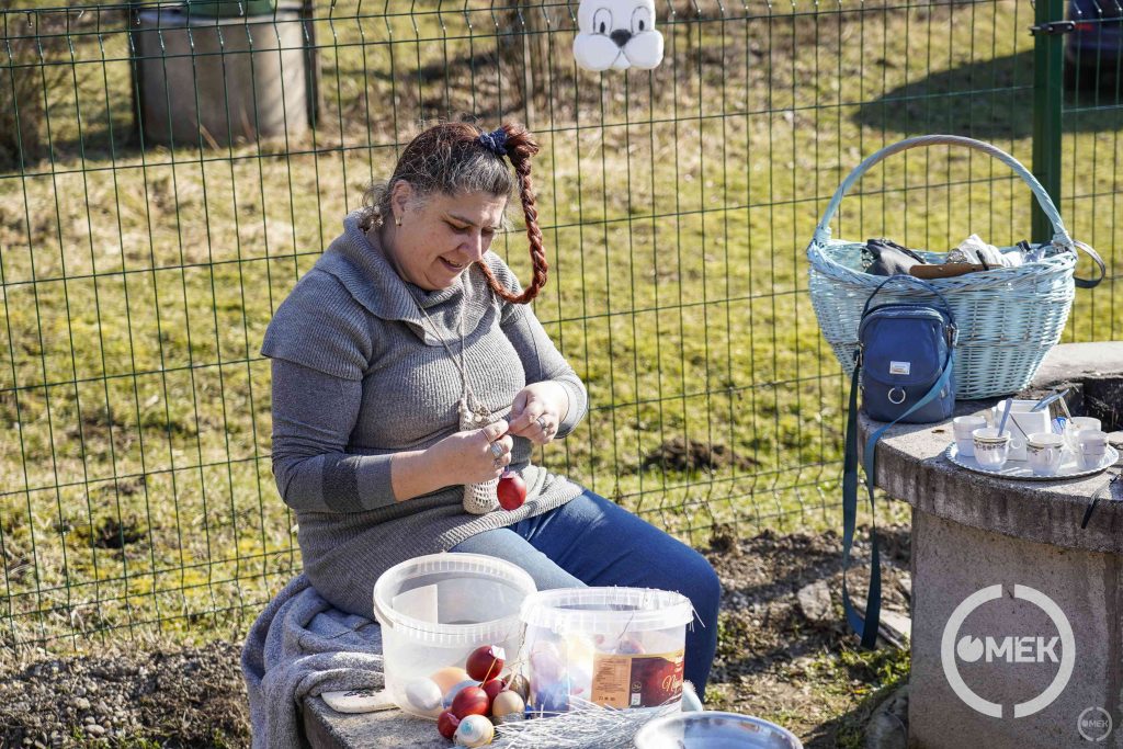 Akasztókkal látják el a tojásokat.