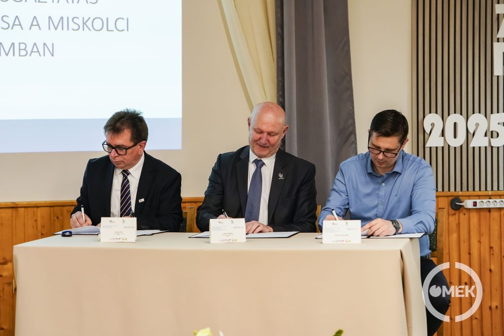 Aláírás közben.