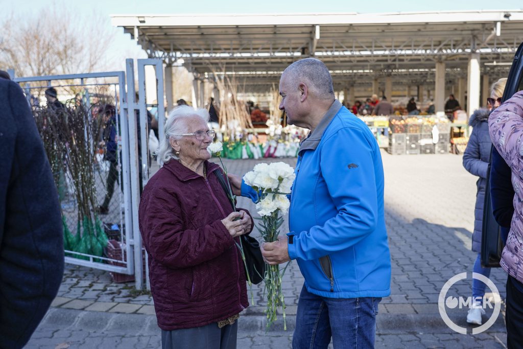 Angyal Béla az Ózdiakért és Ózdért Egyesület nevében adott át egy szál virágot.