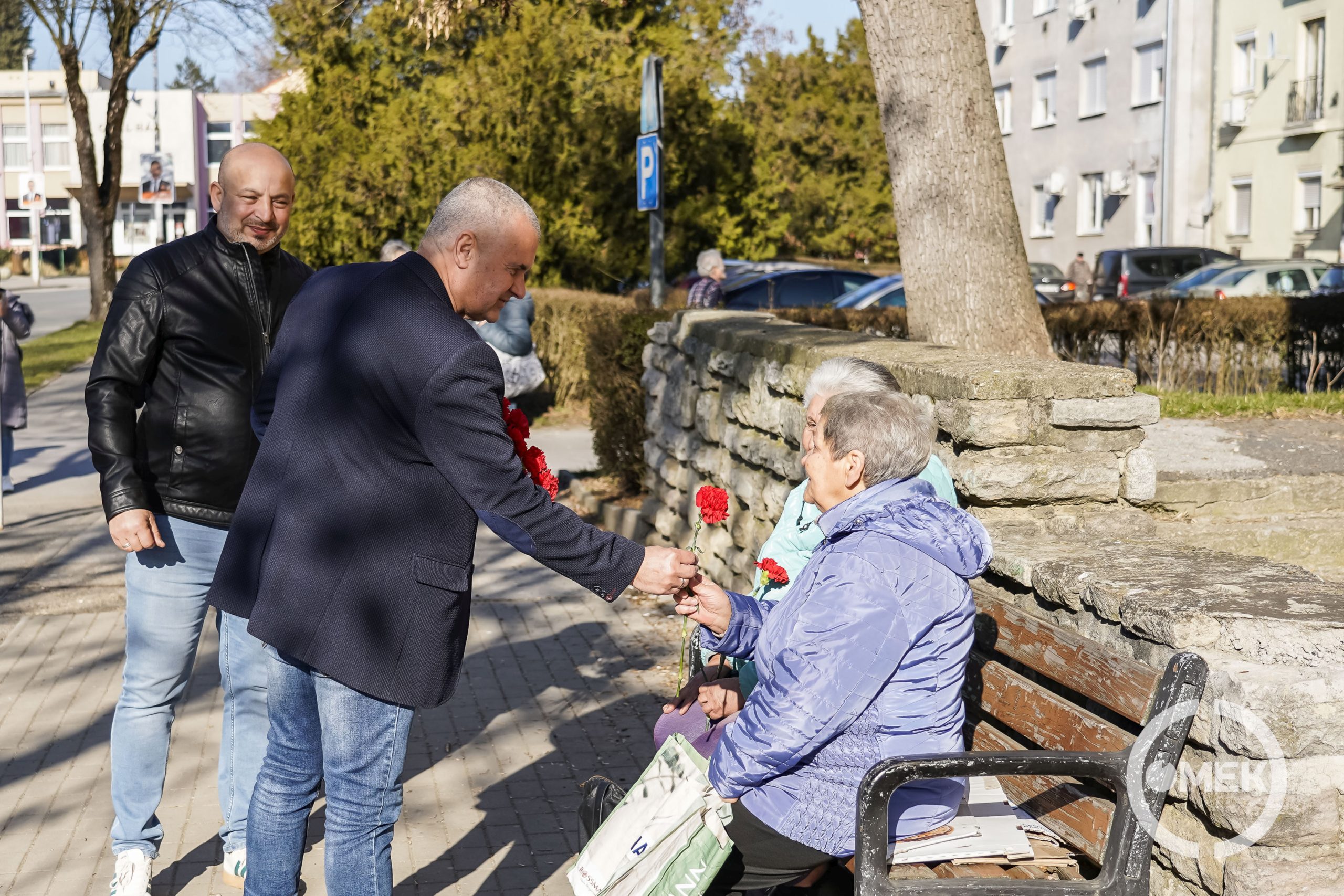 Angyal Béla és Kiss Sándor osztott virágot nőnap alkalmából.