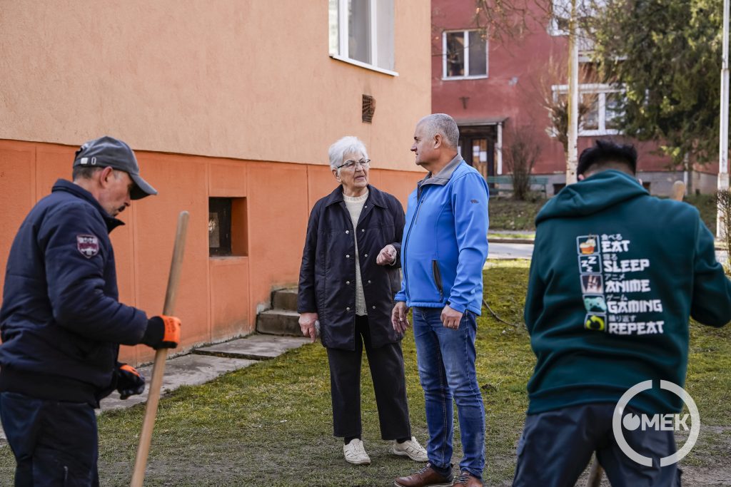 Angyal Béla lakossági kérésre indította el a járdaépítést.