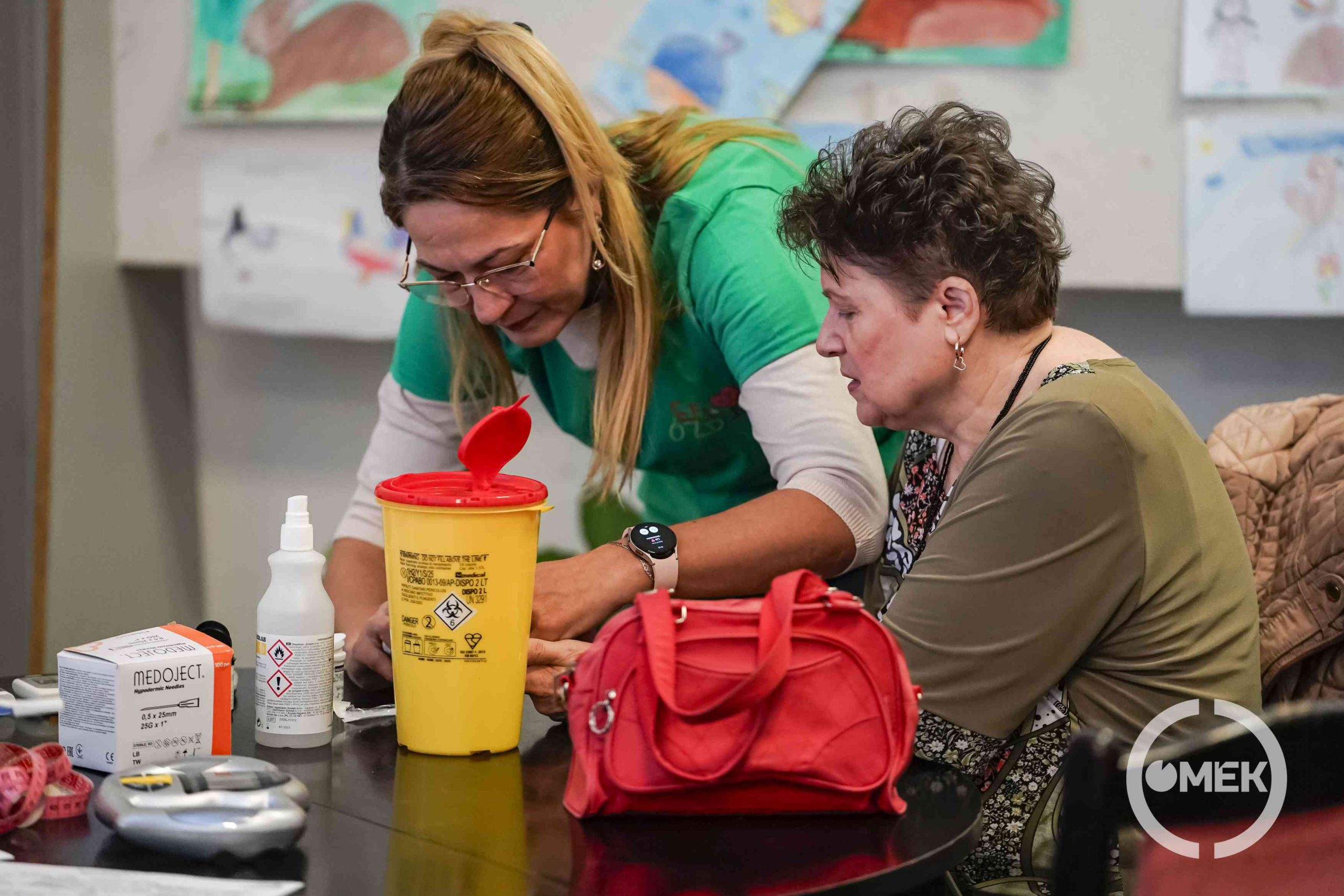 Az EFI munkatársa vizsgálatot végez az egyik résztvevőn.