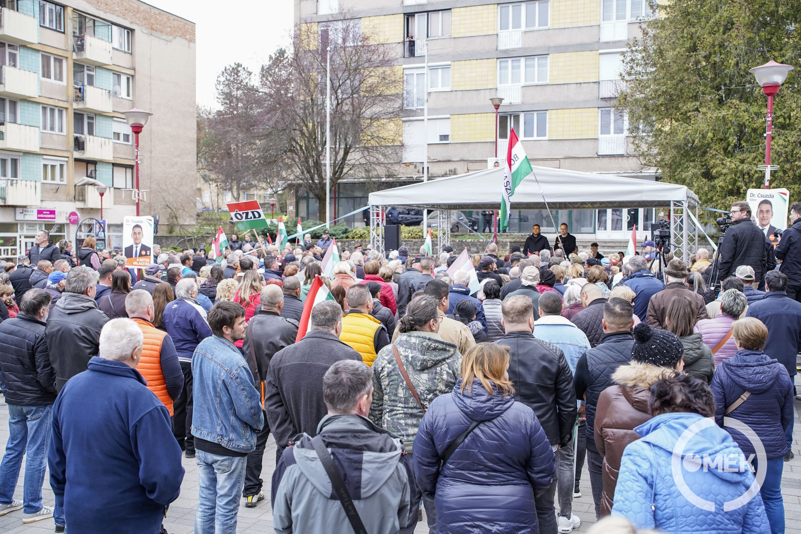 Az Európa tér megtelt emberekkel.