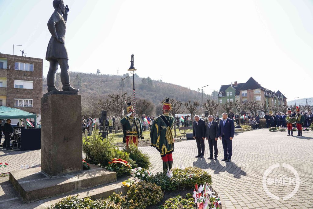 Az MSZP Ózdi Szervezete hajt fejet.