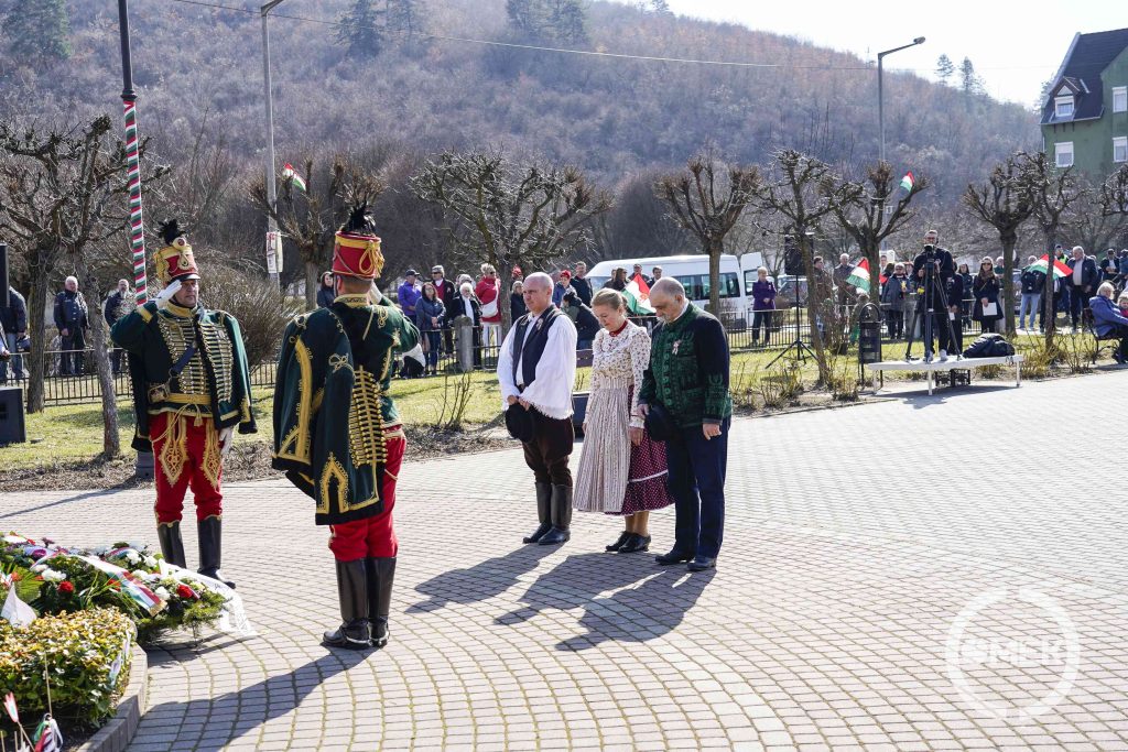Az ÓNE tagjai hajtanak fejet.