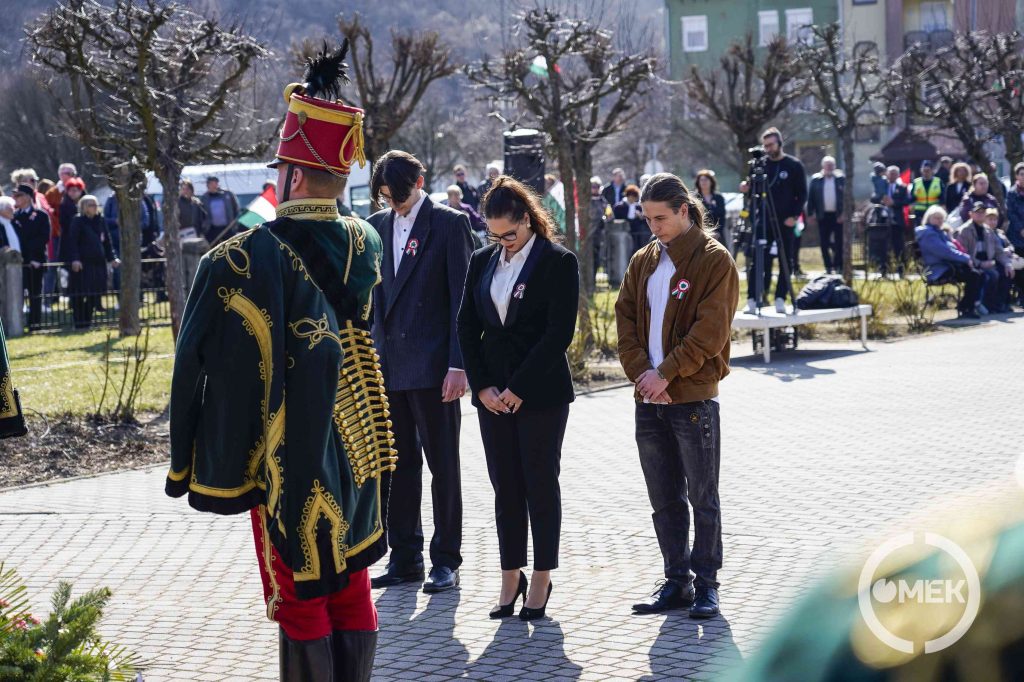 Az Ózdi Fiatalok Egyesülete hajt fejet.