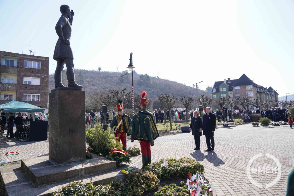 Az Ózdi Járási Hivatal vezetői hajtanak fejet.